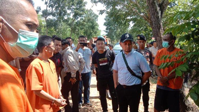 Tiga tersangka kasus lahan di Bintan, Hasan, eks Pj Walikota Tanjungpinang, M Riduan dan Budiman saat rekonstruksi serta mengukur luas lahan di KM 23, Kelurahan Sei Lekop, Kabupaten Bintan, Provnisi Kepri, Senin (1/7/2024).