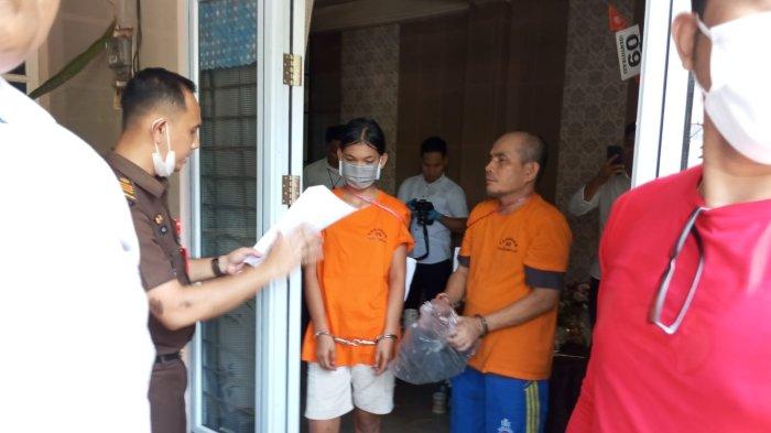 PEMBUNUHAN DI BATAM - Rekonstruksi pembunuhan ASN Pemprov Sumut di Batam, Senin (11/12/2023). Tampak tersangka pembunuhan di Batam, Ahmad Yuda Siregar (46) bersama istri mudanya, Bunga Lestari (17) saat rekonstruksi di Perumahan Muka Kuning Indah 1, Kecamatan Batuaji.
