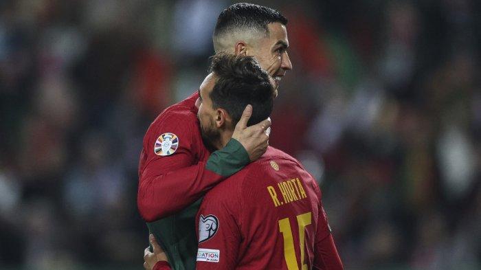 Portugal Menang - Gelandang Timnas Portugal Ricardo Horta (kanan) selebrasi dengan rekannya Cristiano Ronaldo setelah cetak gol ke gawang Islandia pada matchday 10 Grup J kualifikasi Piala Eropa 2024 (Euro 2024), Minggu (19/11/2023). Portugal menang 2-0 pada laga ini.