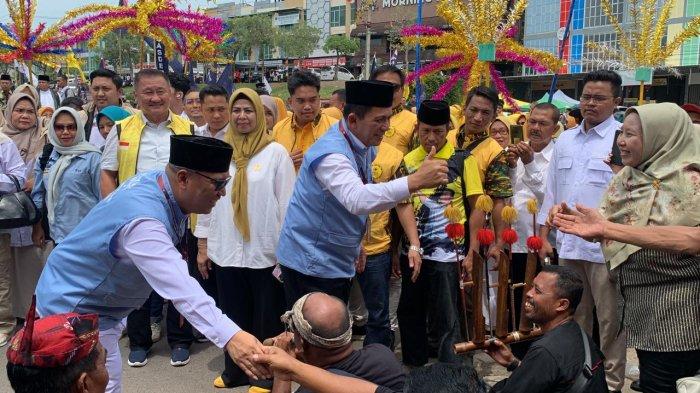PILKADA KEPRI 2024 - Ansar Ahmad dan Nyanyang Haris Pratamura menyapa warga saat tiba di Kantor KPU Kepri di Kota Tanjungpinang, Rabu (28/8/2024).