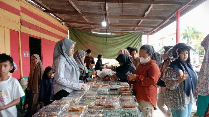 JUAL TAKJIL - Suasana di lapak pedagang takjil di Jalan Pramuka, Kelurahan Batu Hitam, Kecamatan Bunguran Timur. Rabu (5/3/2025).