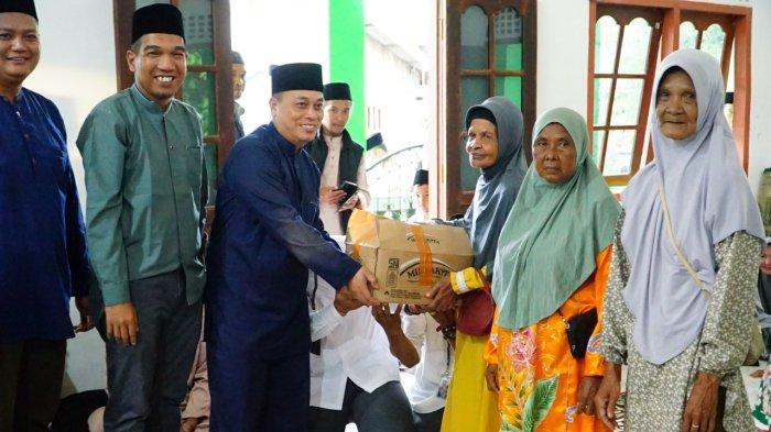 SAFARI RAMADAN BUPATI LINGGA-Bupati Lingga, Muhammad Nizar bersama Bupatinya, Novrizal Safari Ramadan ke Setawar, Desa Tanjung Irat, Kecamatan Singkep Barat, Selasa (4/3/2025).