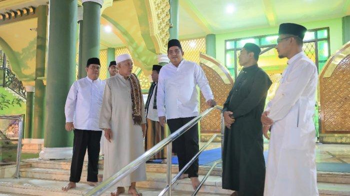SALAT IDUL FITRI - Bupati Bintan Roby Kurniawan, Sekda Bintan Ronny Kartika sedang berada di salah satu masjid di Bintan belum lama ini.