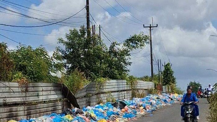 SAMPAH BERSERAKAN - Kondisi sampah yang berserakan di Jalan Kavling Seroja Sagulung, Senin (10/2/2025)
