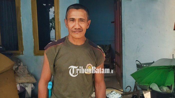 SATPOL PP LINGGA VIRAL - Anggota Satpol PP Kabupaten Lingga, Erwansyah yang viral di media sosial atas aksinya yang terjun ke laut bantu warga.