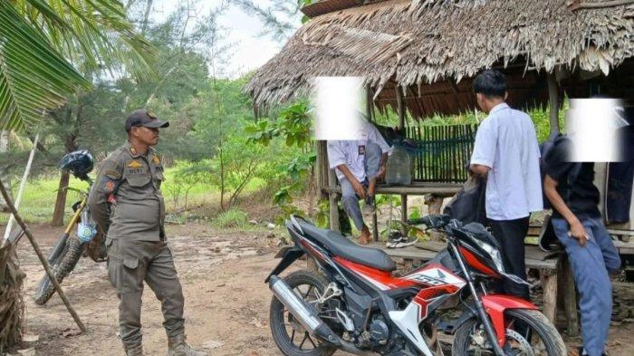 Satpol PP temukan tiga remaja yang merupakan pelajar sedang asyik nongkrong di Pondok Pantai Sergang, Kecamatan Singkep, Kabupaten Lingga, Provinsi Kepri, saat jam sekolah, Selasa (14/1/2025).