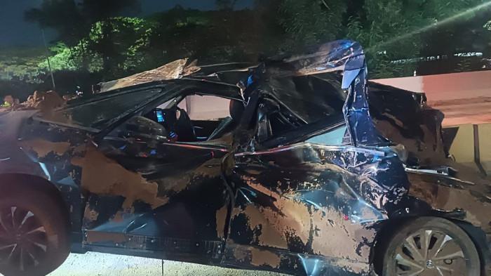 KECELAKAAN MAUT - Satu unit truk bermuatan tanah terbalik menimpa mobil pribadi yang dikendarai WNA Jepang di exit tol Karawang Barat ruas Jakarta-Cikampek (Japek), Rabu (30/7/2025) malam. Akibatnya WNA itu tewas seketika.