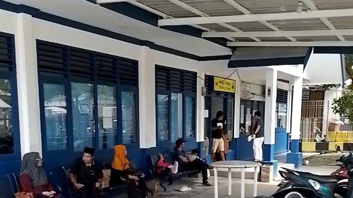 LOKET TIKET - Suasana loket penjualan tiket kapal di Pelabuhan Tarempa. Sejumlah calon penumpang sedang menunggu antrian untuk membeli tiket, Selasa (25/3/2025).