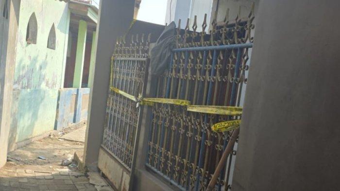 BOCAH DIBAKAR - Seorang bocah berusia 4 tahun (balita) diduga menjadi korban pembunuhan dengan cara dibakar di dalam rumah kontrakan. Insiden tragis itu terjadi di Kampung Kresek, Desa Rawa Burung, RT06 RW 09, Kecamatan Kosambi, Kabupaten Tangerang, Banten, Minggu (27/4/2025).