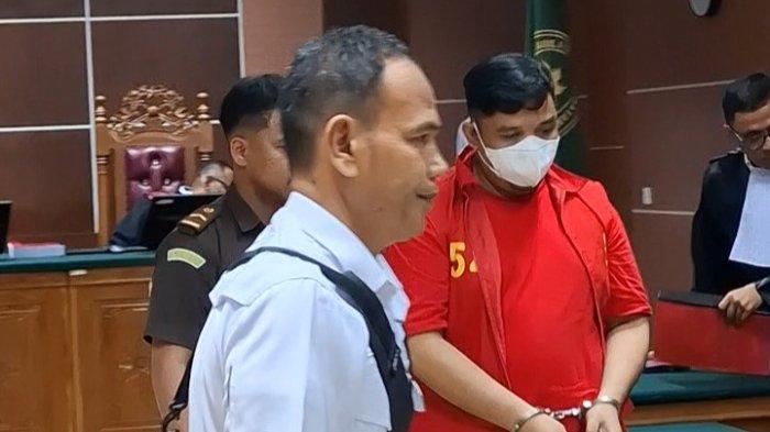 SATRIA NANDA - Potret Eks Kasatnarkoba Polresta Barelang, Satria Nanda usai jalani sidang Tuntutan pada Senin (26/5/2025).