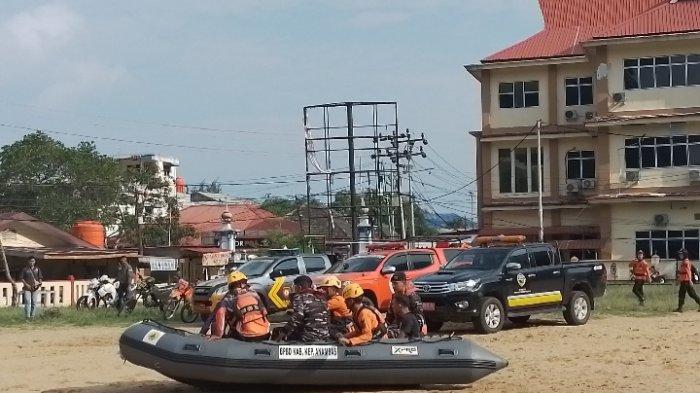 SATGAS BENCANA - Tim regu Satgas penanggulangan bencana daerah Anambas simulasi tanggap darurat penanganan banjir di Tarempa, Jumat (18/10/2024)