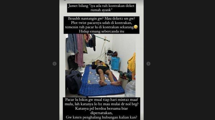 Siti Septi Ariyanti membagikan foto saat Bimo tidur di lantai beralaskan kasur tipis.
