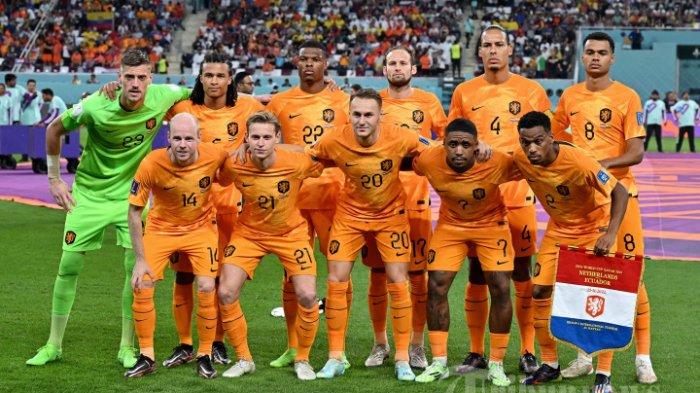 Tim Belanda berpose untuk foto grup sebelum pertandingan sepak bola Grup A Piala Dunia 2022 Qatar antara Belanda dan Ekuador di Stadion Internasional Khalifa di Doha pada 25 November 2022.