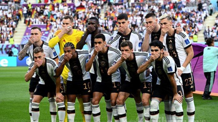 Para pemain Timnas Jerman menutup mulut saat berpose untuk berfoto dalam laga sepak bola Grup E Piala Dunia 2022 Qatar antara Jerman melawan Jepang di Stadion Internasional Khalifa, di Doha, Qatar, Rabu (23/11/2022) waktu setempat.