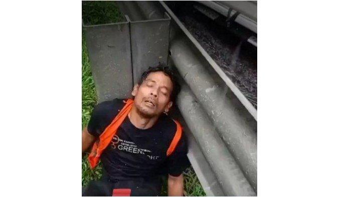 Sopir truk trailer pengangkut kardus yang diduga menjadi penyebab kecelakaan beruntun di Tol Cipularang KM 92 Kabupaten Purwakarta, Jawa Barat ternyata masih hidup. Ini kondisi Rouf tidak lama setelah kejadian kecelakaan beruntun.