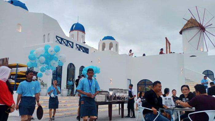 KAFE DI BATAM - Potret De'Sands Santorini of Batam di kawasan Golden City Bengkong, Kota Batam, Provinsi Kepulauan Riau (Kepri) pada waktu pembukaan.