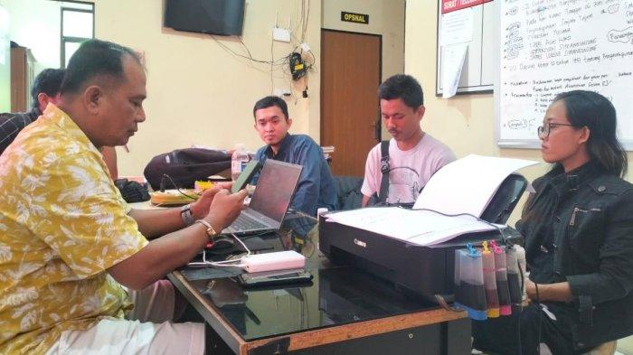 NGAKU BERBOHONG - Unit Jatanras Polresta Tanjungpinang dan Unit Reskrim Polsek Tanjungpinang Barat saat melakukan pemeriksaan terhadap Suprihatin di Polsek Tanjungpinang Barat terkait dugaan kasus penjambretan. Dalam pemeriksaan itu, Suprihatin mengatakan dirinya berbohong menjadi korban jambret. (Istimewa)