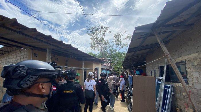TNI dan Polri kawal pihak perusahaan ketika turun melakukan pendataan ke rumah warga Baloi Kolam