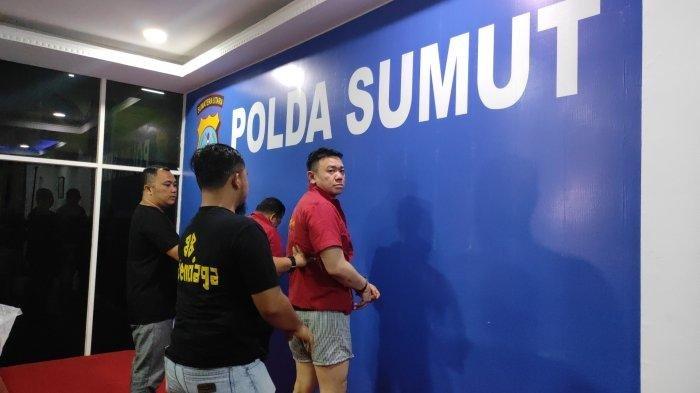 Tampang Joe Frisco Johan, 36 tahun, warga sekaligus pengusaha di Kota Pematangsiantar yang membunuh Mutia Pratiwi, mayat perempuan yang dibuang pakai tas plastik di Brastagi, Kabupaten Karo, saat dipaparkan di Polda Sumut, Senin (28/10/2024). Ia mempunyai kelainan seksual, yakni menyiksa wanita saat berhubungan badan.