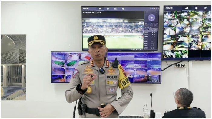 Kapolresta Surakarta Kombes Pol Iwan Saktiadi memamerkan control room CCTV 360 di Stadion Manahan, pada Kamis (31/7/2024).