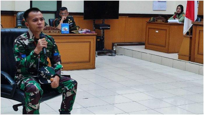TERDAKWA BERI PENGAKUAN - Terdakwa Bambang Apri saat menangis ketika menyesali perbuatannya menembak bos rental, Senin (3/3/2025). Terdakwa penembakan bos rental mobil di Rest Area KM 45 Tol Tangerang-Merak pada Kamis (2/1/2025), memberikan pengakuan mengejutkan.