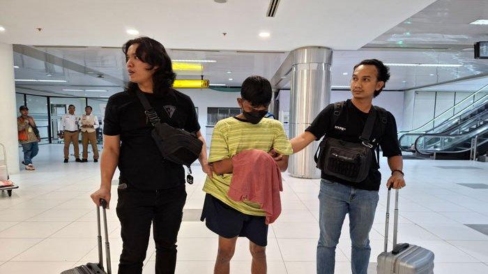 PEMBUNUHAN DI BATAM - Zb, tersangka pembunuhan Wina tiba di Bandara Hang Nadim Batam, Jumat (12/7/2024). Ia menjalani pemeriksaan di Mapolsek Sagulung.
