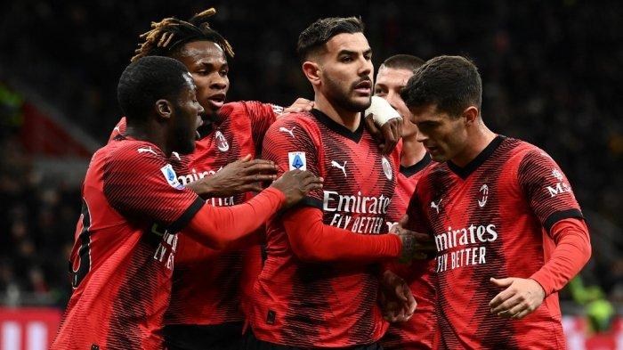 AC Milan MEnang - Bek AC Milan asal Prancis Theo Hernandez (tengah) selebrasi dengan rekannya setelah cetak gol penalti ke gawang Fiorentina pada laga pekan 13 Serie A Liga Italia 2023-2024, Sabtu (25/11/2023) malam atau Minggu dinihari WIB. AC Milan menang 1-0 atas Fiorentina pada laga di Stadion San Siro, Milan ini.