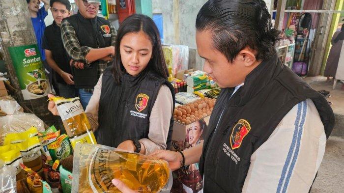 PERIKSA TAKARAN - Tim Subdit Indagsi Ditreskrimsus melakukan sidak dan memeriksa takaran minyak goreng
