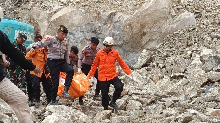 EVAKUASI KORBAN - Tim gabungan mengecakuasi korban dalam bencana longsor di kawasan Gunung Kuda, Desa Cipanas, Kecamatan Dukupuntang, Kabupaten Cirebon, Jumat (30/5/2025). Sebanyak 10 orang dipastikan meninggal dunia.