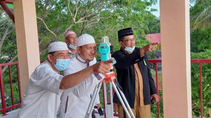 PEMANTAU HILAL - Jajaran Kementerian Agama di Kabupaten Karimun memantau rukyatul hilal atau memantau hilal awal ramadan beberapa waktu lalu.