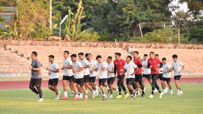Pemain Timnas U23 Indonesia saat menjalani latihan perdana jelang Kualifikasi Piala Asia U23 2024 di Stadion Sriwedari, Solo, Senin (4/9/2023).