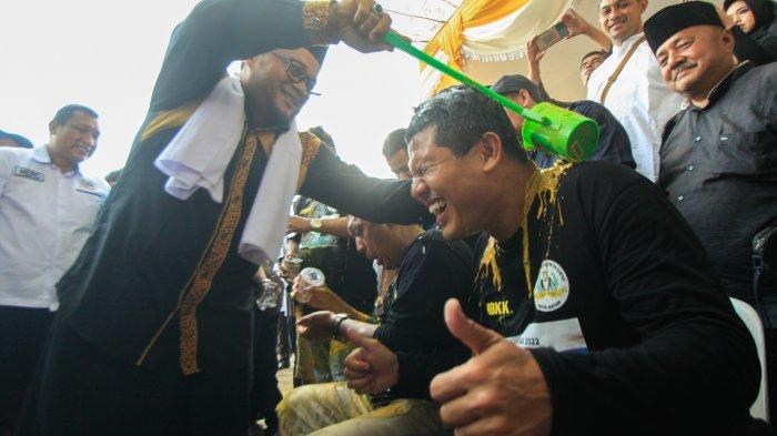 Pimpinan Pondok Pesantren Darul Fatah Kabupaten Kampar, Yusmardi menyiramkan cairan kasai kepada warga di Pantai Ocarina, Batam Centre, Sabtu (2/4/2022).