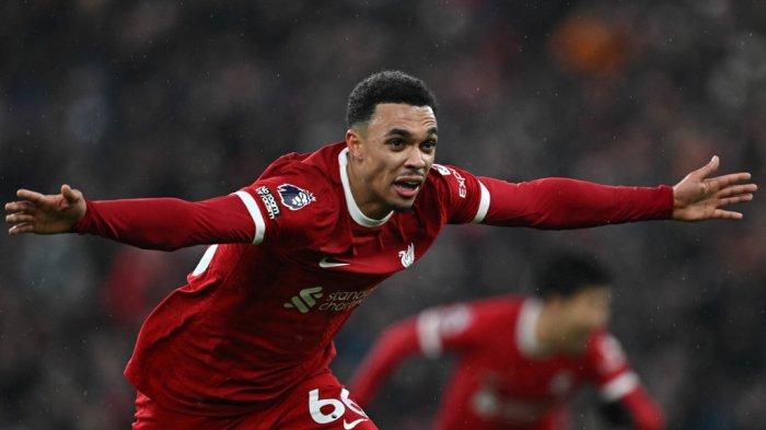 Liverpool Menang - Bek Liverpool asal Inggris Trent Alexander-Arnold selebrasi setelah mencetak gol keempat Liverpool yang membawa timnya menang 4-3 atas Fulham di pekan 14 Premier League Liga Inggris 2023-2024.