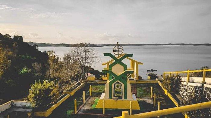 TUGU KHATULISTIWA - Tugu Khatulistiwa di Kabupaten Lingga, Provinsi Kepulauan Riau (Kepri).