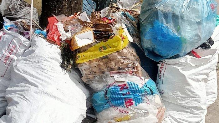 KANTONG SAMPAH - Kantongan sampah rumah tangga menumpuk depan rumah tak kunjung diangkut