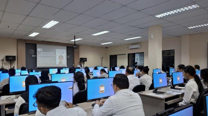 PESERTA CPNS - Para peserta CPNS memperhatikan instruksi petunjuk Teknis sebelum ujian CAT SKD di UPT BKN Batam beberapa waktu lalu.