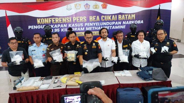 KASUS 10,95 KG SABU-SABU DI BATAM - Konferensi pers ungkap kasus upaya penyelundupan sabu-sabu total 10,95 kilogram di Kantor Bea Cukai Batam, Kamis (30/1/2025). Penyidik Satresnarkoba Polresta Barelang menetapkan tersangka lain dari kasus 10,95 kg sabu-sabu ini. Penetapan tersangka merupakan hasil pengembangan dari penangkapan sepasang kekasih oleh petugas Bea Cukai di Bandara Hang Nadim pada 23 Januari 2025.