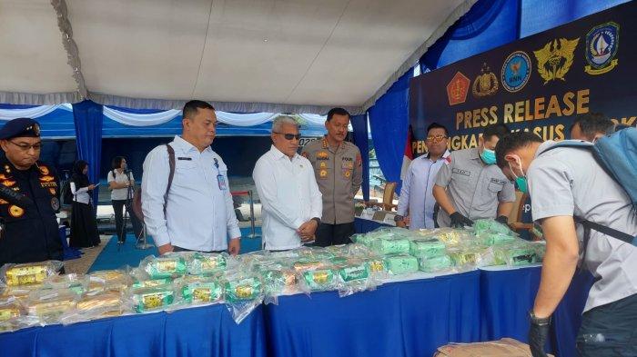 NARKOBA DI KEPRI - Ungkap kasus Badan Narkotika Nasional (BNN) di dermaga Bea Cukai Tanjunguncang, Kecamatan Batuaji, Kota Batam, Provinsi Kepulauan Riau (Kepri), Rabu (17/7/2024). Sebanyak 106 kg sabu-sabu dalam kemasan teh China ditemukan dalam kapal LCT (Landing Craft Tank) bertulis Legend Aquarius.