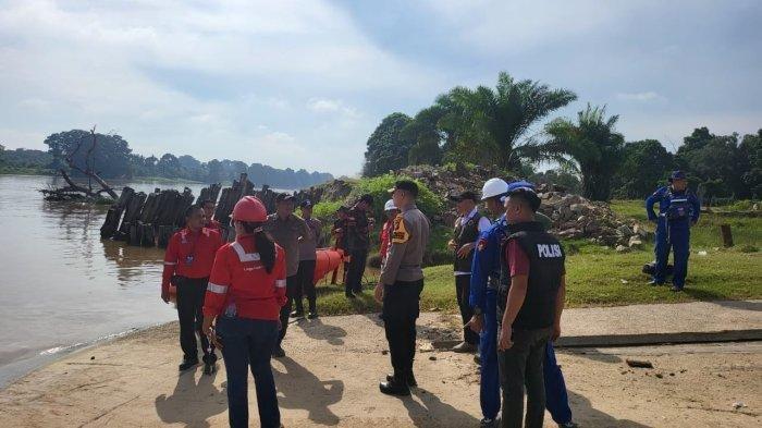 Upaya tim gabungan evakuasi truk CPO terjun ke Sungai Kampar Pelalawan, pakai mobil dan alat berat.