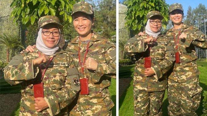 Veronica Tan memajang foto berseragam militer lengkap dengan topi bersama Menteri Pemberdayaan Perempuan dan Perlindungan Anak, Arifatul Choiri Fauzi.