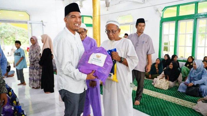 SAFARI RAMADAN DI LINGGA - Wakil Bupati Lingga, Novrizal, menyerahkan bantuan ke warga, saat melaksanakan agenda Safari Ramadan yang digelar di Masjid An-Nur, Desa Benan, Kecamatan Katang Bidare, Sabtu (15/3/2025).