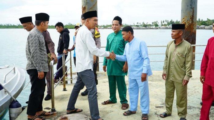 SAFARI RAMADAN DI LINGGA - Wakil Bupati Lingga, Novrizal, disambut warga di pelabuhan, saat melaksanakan agenda Safari Ramadan di Desa Benan, Kecamatan Katang Bidare, Sabtu (15/3/2025).