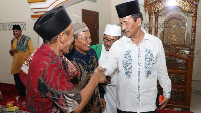 SAFARI RAMADAN-Wali Kota Batam sekaligus Kepala Badan Pengusahaan (BP) Batam, H Muhammad Rudi saat safari ramadan di Seilekop, Sagulung pada Minggu (7/4) malam. Dia mengundang warga untuk hadir pada halalbihalal di rumahnya saat Idulfitri 1445 Hijriah.