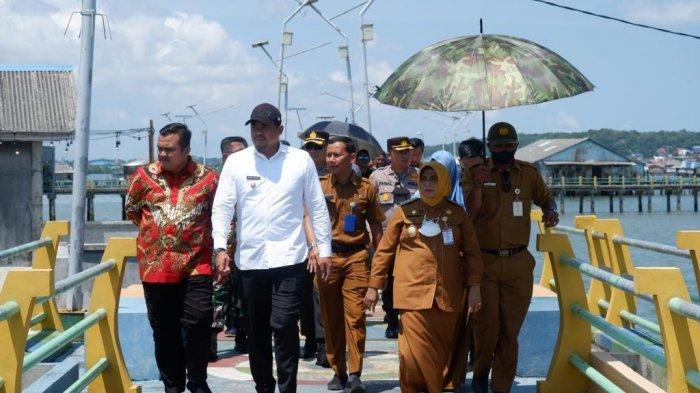 Walikota Tanjungpinang Rahma saat mendampingi Walikota Medan, Bobby Nasution ketika mengunjungi kawasan permukiman pesisir di ibukota Provinsi Kepulauan Riau (Kepri), Selasa (19/7/2022).