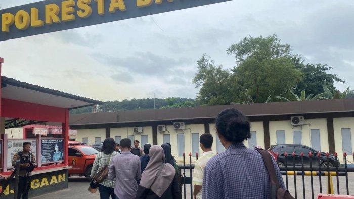 DATANGI POLRESTA BARELANG - Warga Rempang didampingi pendamping hukum mendatangi SPKT Polresta Barelang untuk melaporkan kejadian penyerangan terhadap warga, Rabu (18/12/2024) sore.