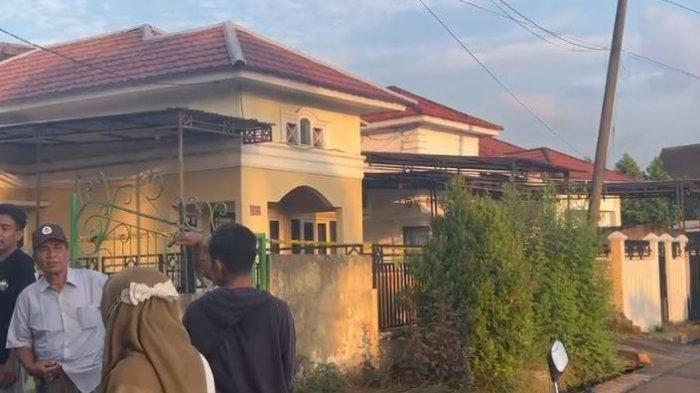 POLISI TEWAS - Warga di RT 26, Pematang Sulur, Telanaipura, Kota Jambi, saat penemuan jenazah Anggota Polres Muaro Jambi, Aipda Hendra di dalam rumah pada Selasa (20/5/2025).