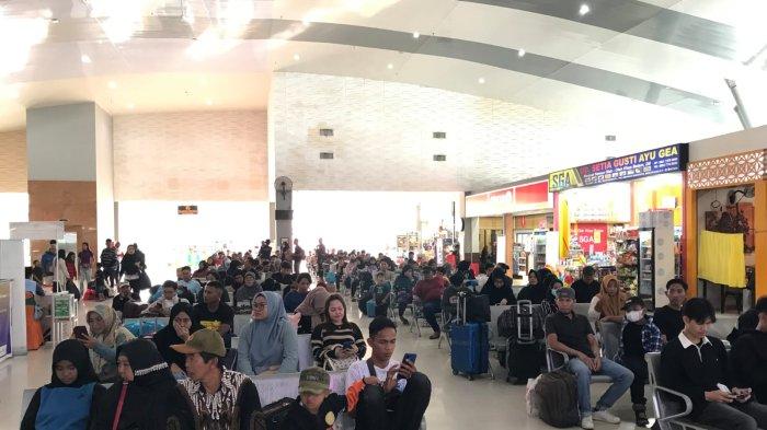 MUDIK LEBARAN - Penumpang kapal fery di Pelabuhan Domestik Sekupang, Kota Batam