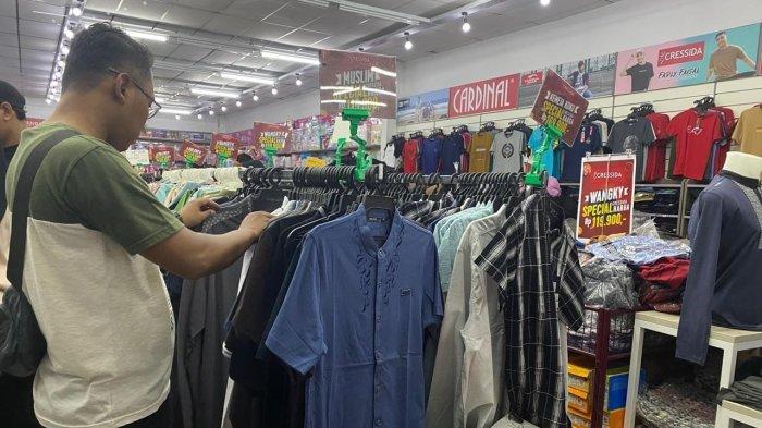 LEBARAN - Seorang pengujung sedang memilih baju lebaran di pusat perbelanjaan kawasan Padimas dan Hawai, Kabupaten Karimun.