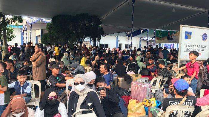 MUDIK LEBARAN - Ribuan pemudik memadati Pelabuhan Batu Ampar, Kota Batam.