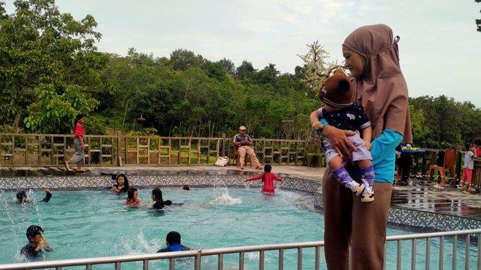 WISATA RUMAH KEBUN DI LINGGA - Penjunjung Wisata Rumah Kebun di Dabo Singkep, Kabupaten Lingga, Provinsi Kepri, Jumat (30/12/2022). Sejumlah warga memanfaatkan libur Natal Tahun Baru dengan mengunjungi lokasi wisata ini.